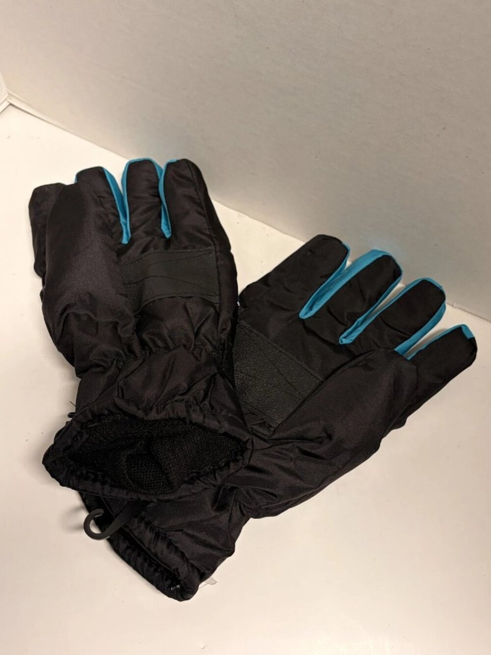 Men's Ski Gloves Pair Black and Teal Adjustable Strap Insulated One Size NEW